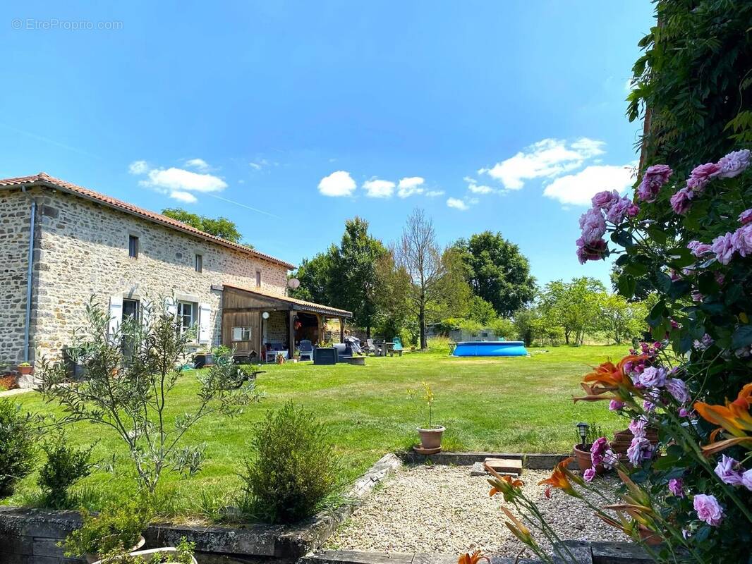 Maison à BUSSIERE-POITEVINE