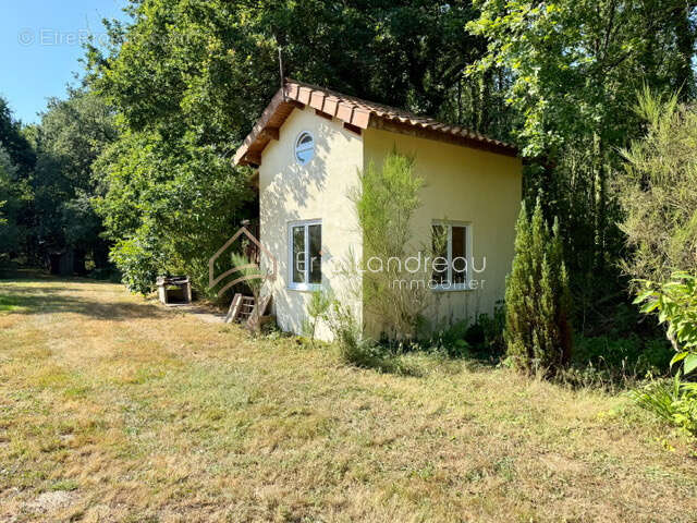 Plan d'eau avec un espace arboré et un chalet - photo 3