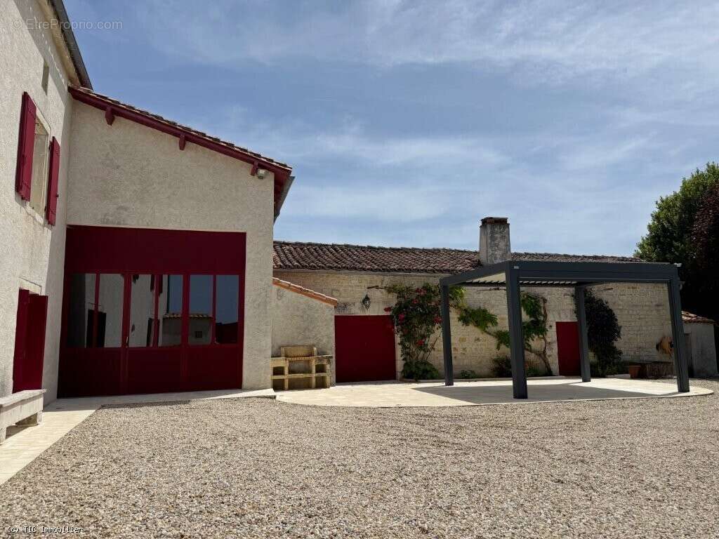 Maison à AIGRE