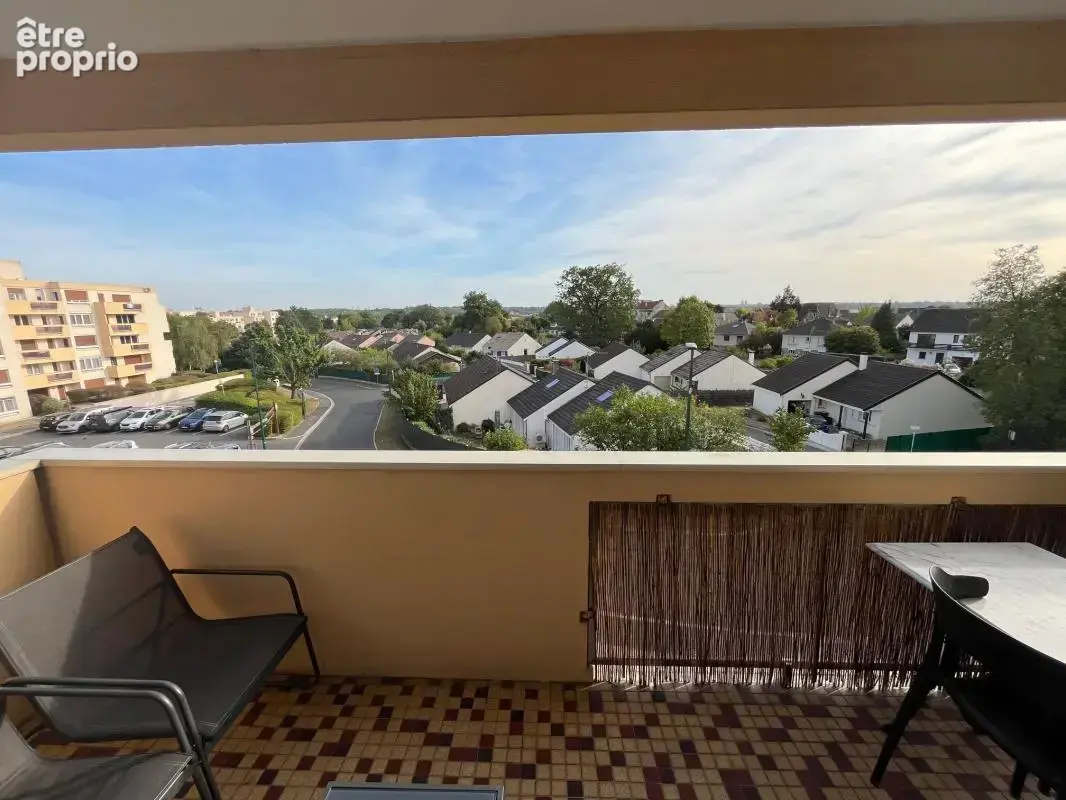 RARE F3 71m² + 2 balcons résidence du BOIS DE VAIRES. Entrée, placards, cuisine équipée ouverte sur séjour double, 1 ou 2 chambr - photo 18