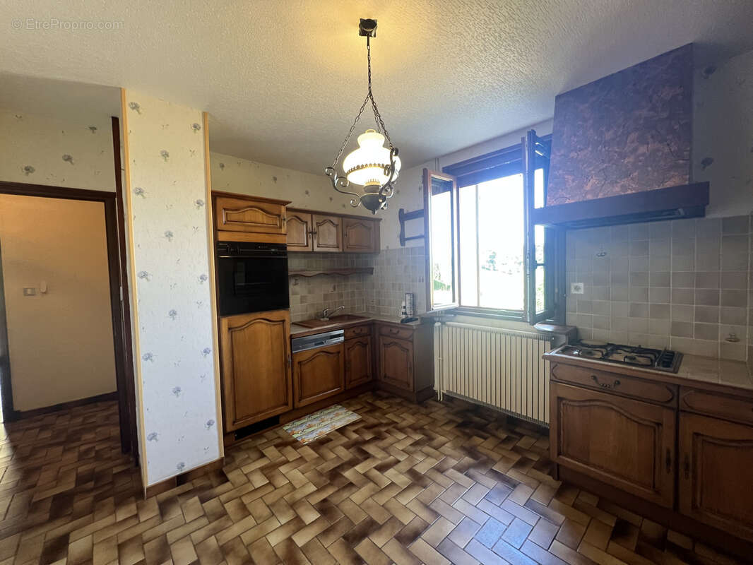 Maison à COURS-LA-VILLE