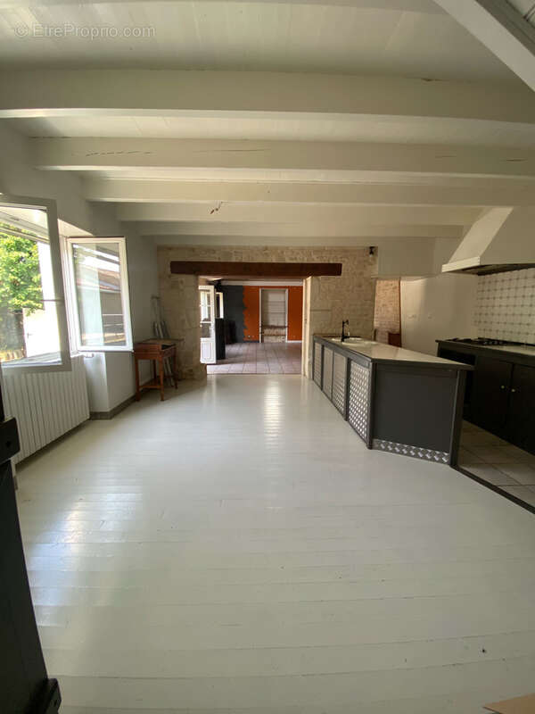 Maison en pierres, jardin, garage, préau, dépendances. - photo 4