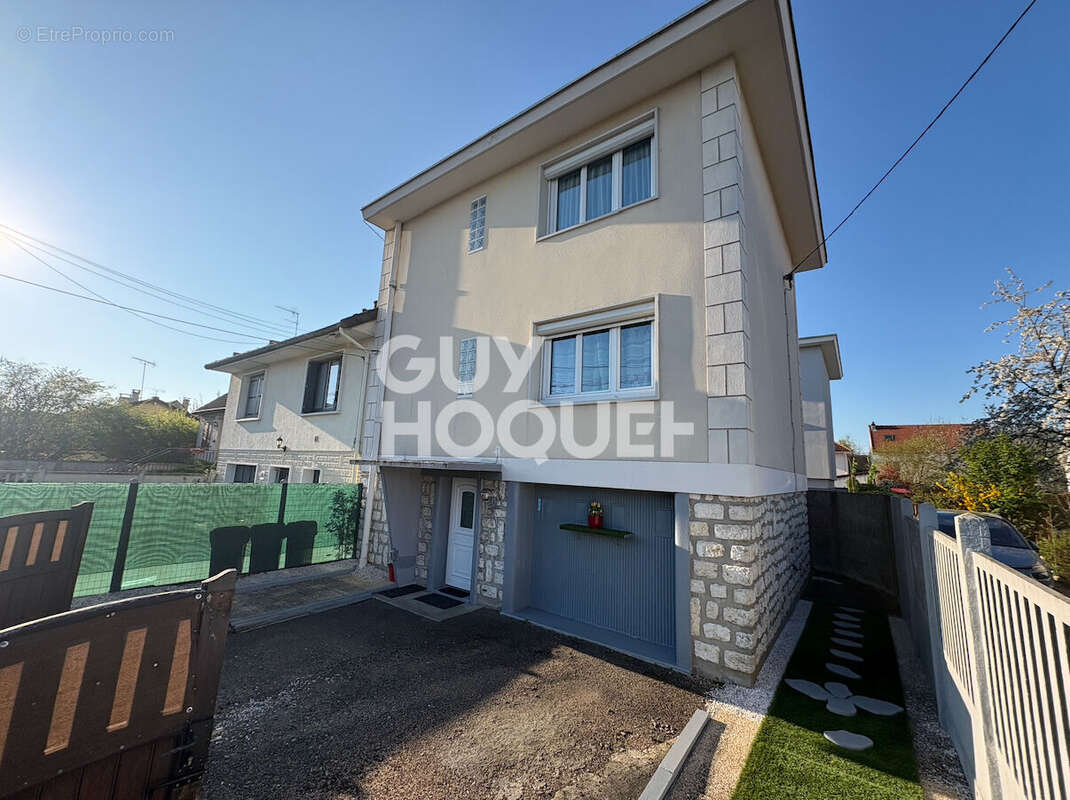 Maison à SAINTE-GENEVIEVE-DES-BOIS