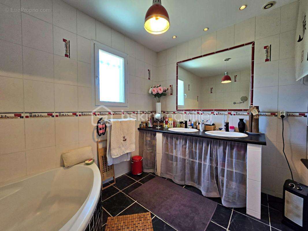 Maison 121 m² – 4 chambres – 2 sdb – piscine – garage – sans vis-à-vis – terrain 700 m² – dpe b - photo 16