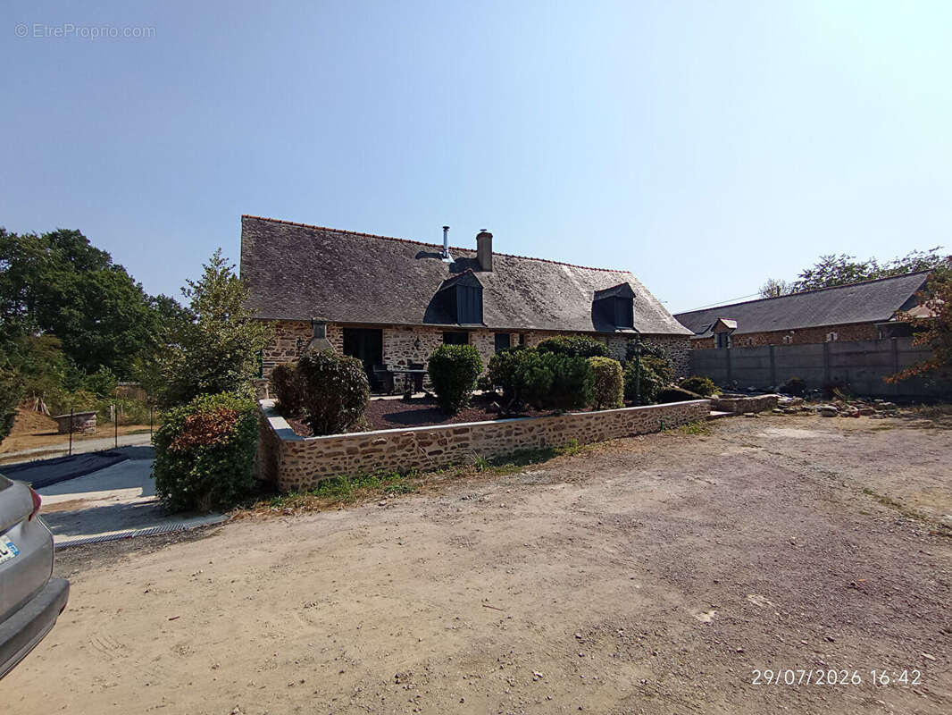 Argentré-Du-Plessis, maison en pierres rénovée de 166 m2 sur 1 755 m² de terrain - photo 9