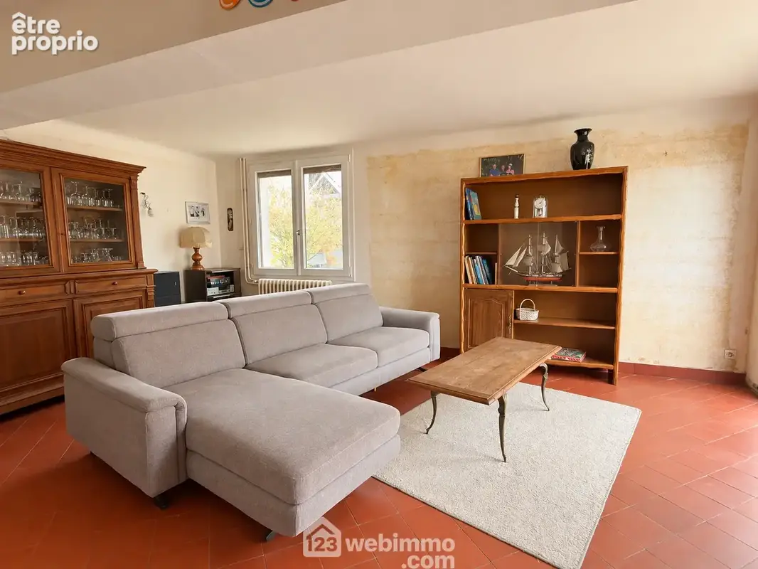 La maison s?ouvre sur une entrée desservant d?un côté un salon de 25 m²...