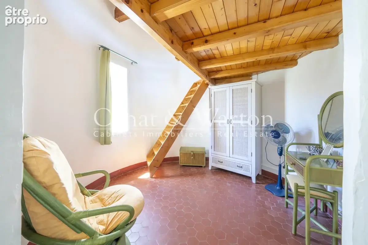 À quelques pas du port de cavalaire: villa de caractère avec piscine - photo 10