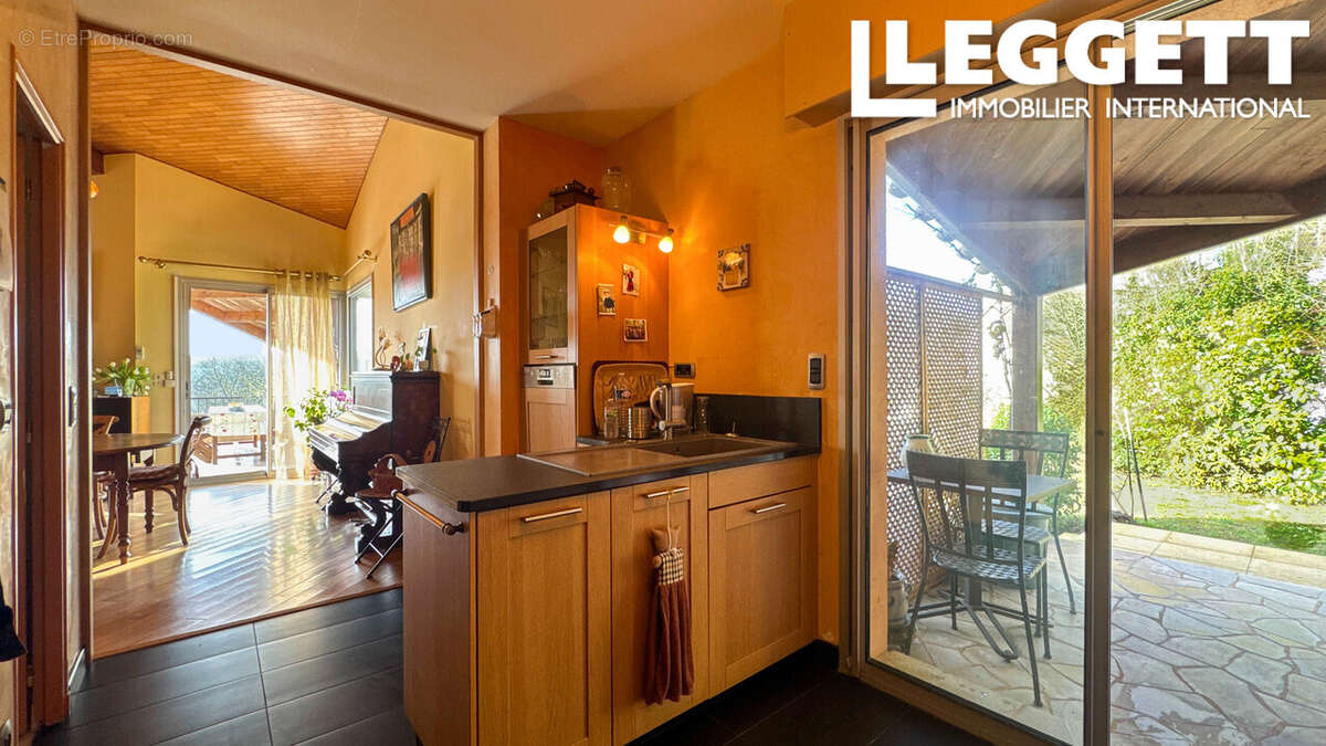 Maison d'architecte avec piscine, 4 chambres, 3 sdb, vue dégagée, au calme, à 10 minutes de Cahors - photo 6