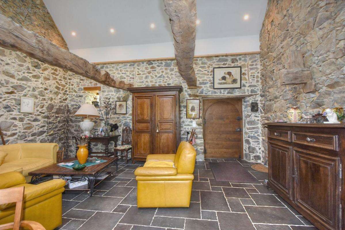 Maison à LA ROCHE-DERRIEN