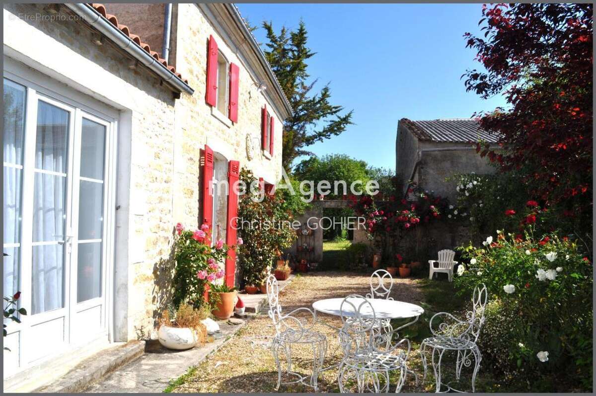 Maison à SAINT-GEORGES-DE-LONGUEPIERRE