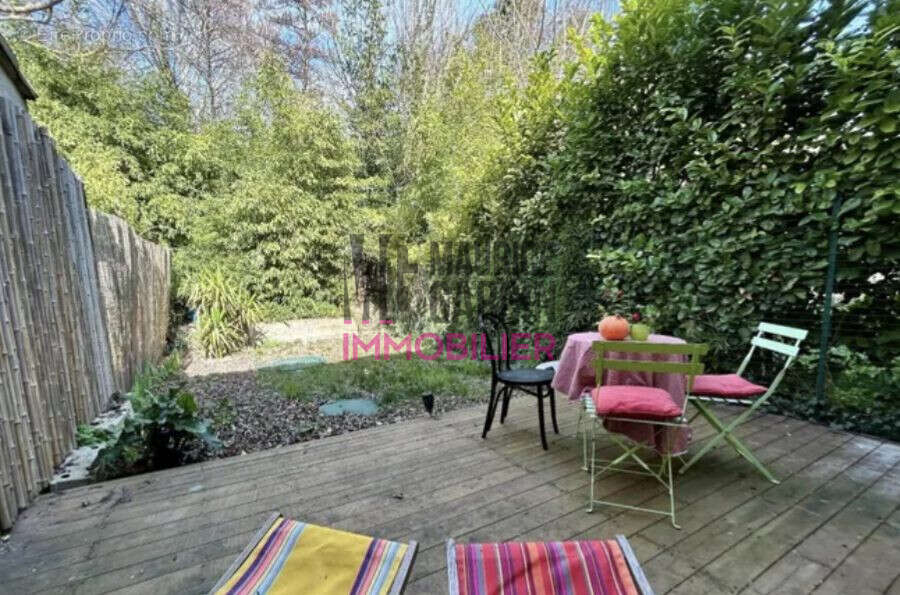 Maison à ENTRAIGUES-SUR-LA-SORGUE