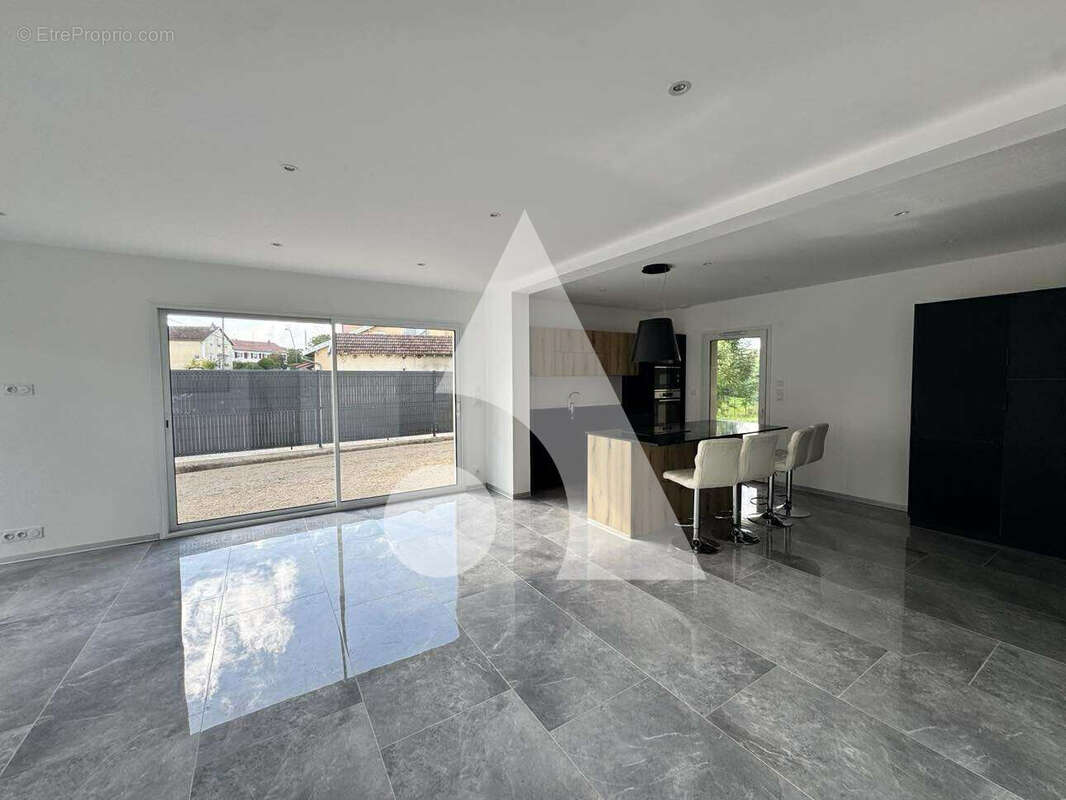 Maison à NEUFCHATEAU