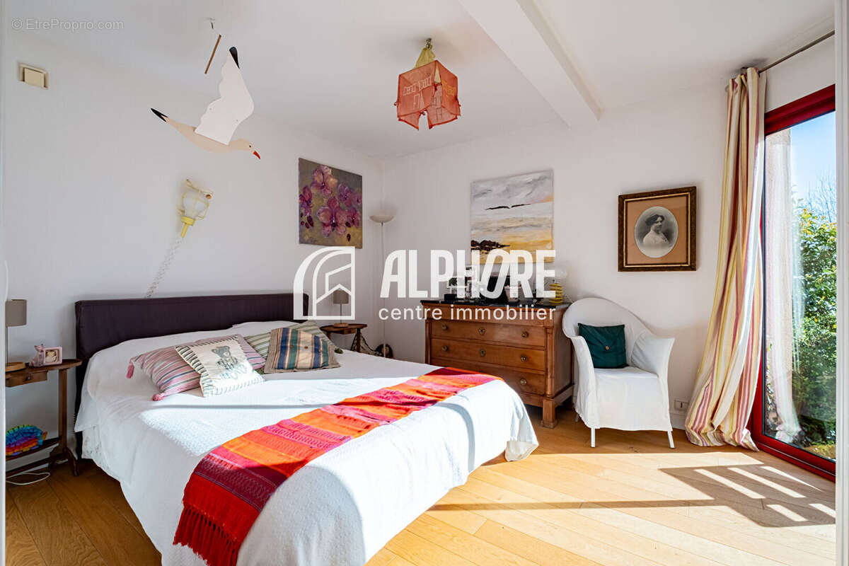 Guérande , propriété de 240m²  , 7 pièces , garage , piscine sur 1500m²  de terrain . - photo 9