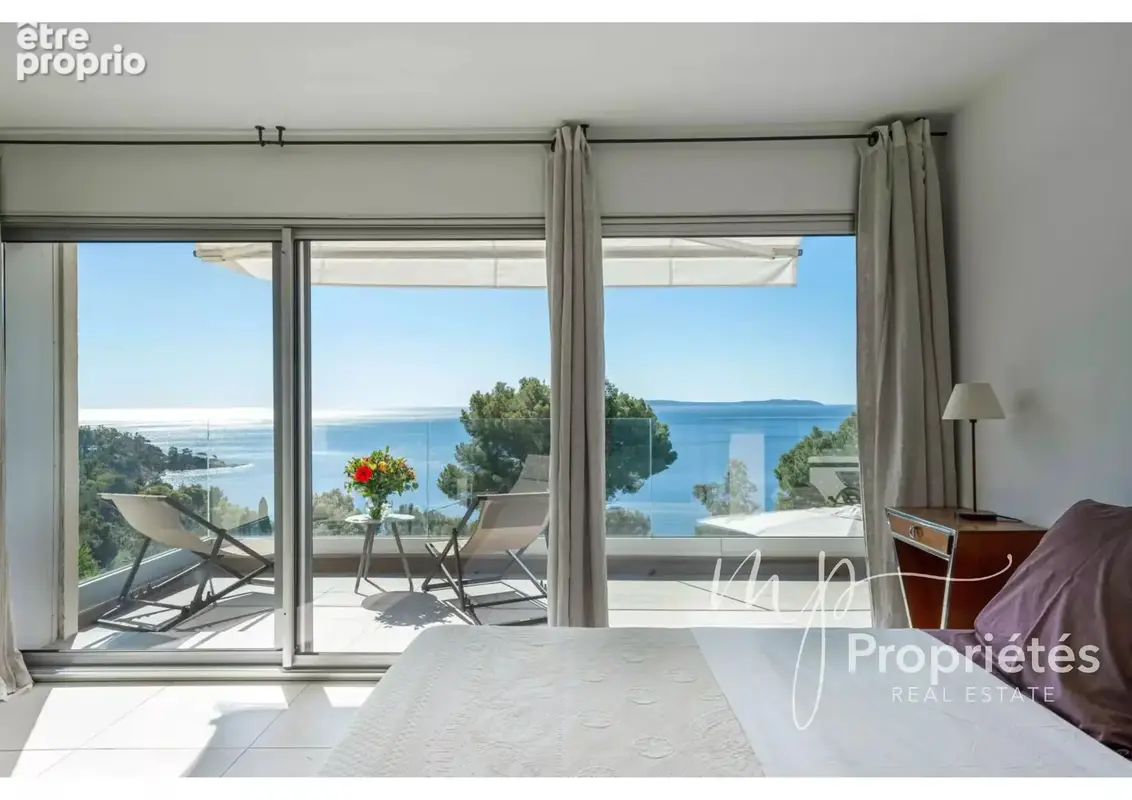 A VENDRE LE LAVANDOU AIGUEBELLE Charmante villa 192m² vue mer, piscine, garage - photo 12