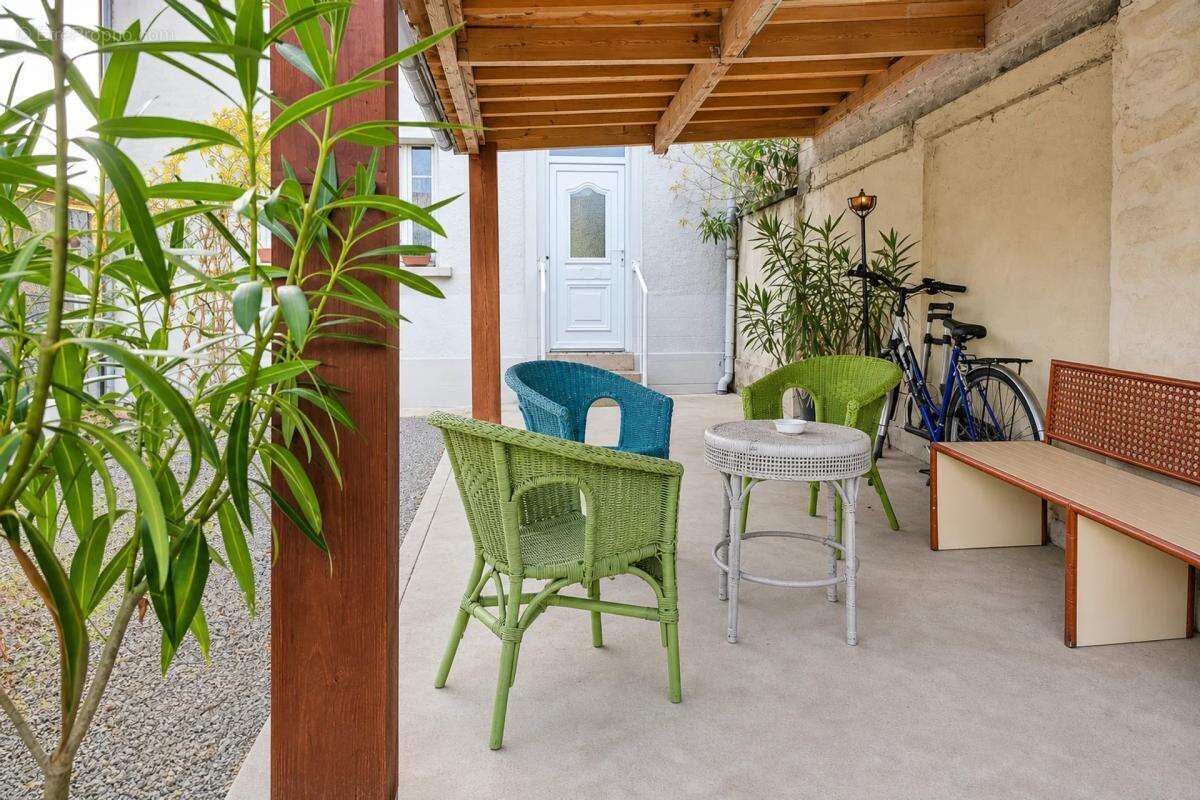 Maison rénovée 100 m² avec jardin et parking - photo 12
