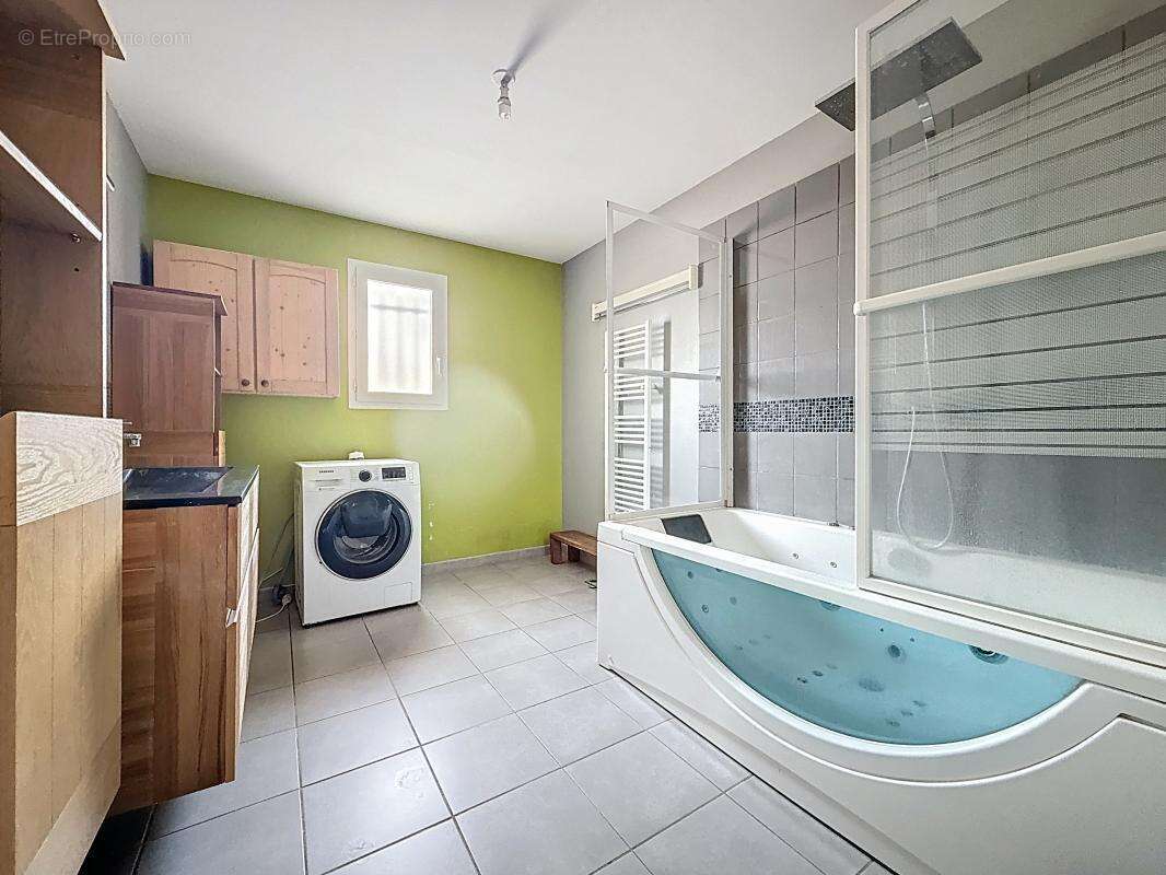 Maison - Mitoyenne par le garage - Plain pied - 3 Chambres - Garage - Piscine - Terrasse - photo 18
