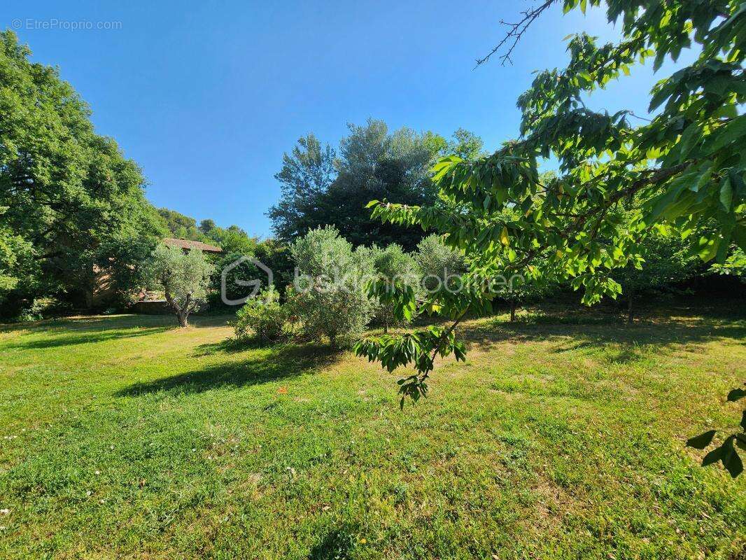 Batisse avec 5 chambres sur 3000m² de terrain avec piscine - photo 9