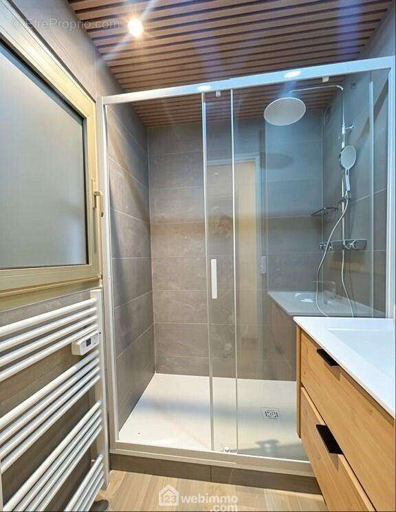 Une salle d?eau élégante, rénovée avec douche à l?italienne. - Appartement à SAINTE-MAXIME