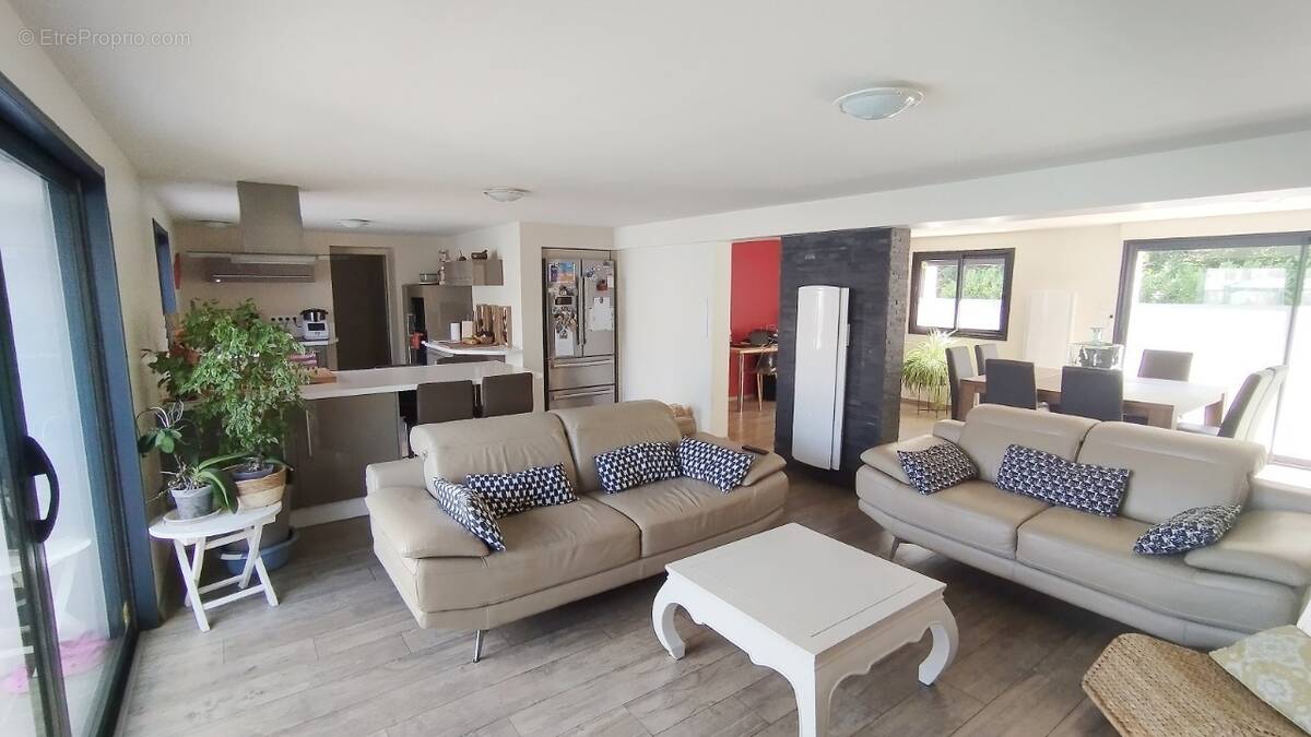 Maison à COUZE-ET-SAINT-FRONT