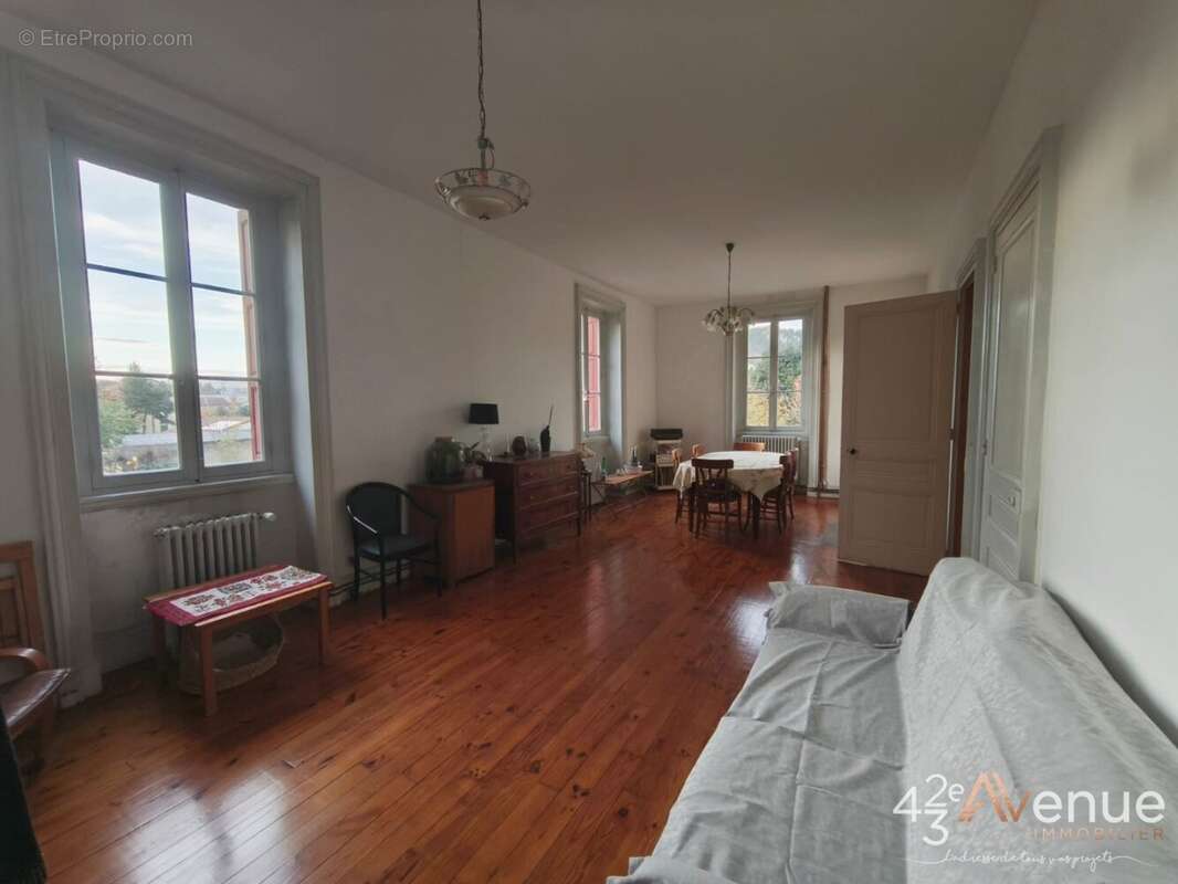 Appartement à LE CHAMBON-FEUGEROLLES