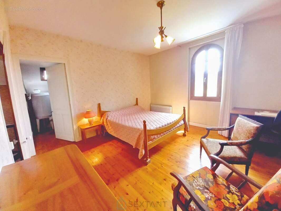 Au Bugue, maison de 129m² des années 30. - photo 8