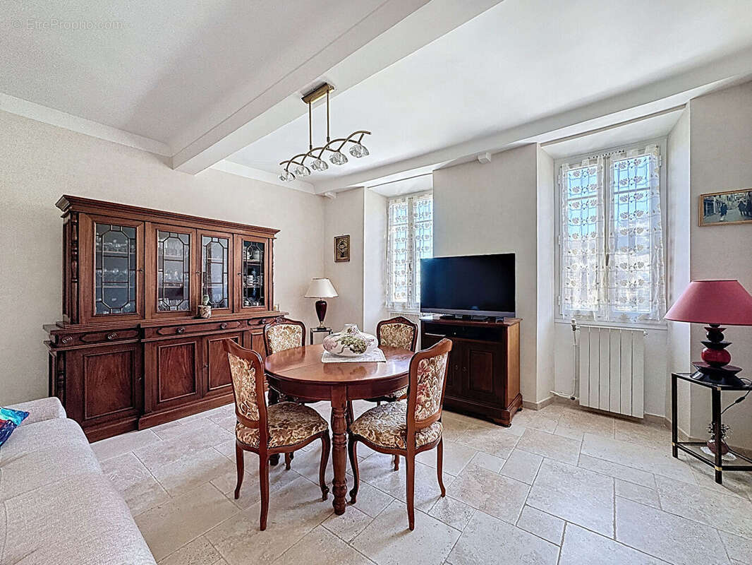 Maison à CHATEAUNEUF-VILLEVIEILLE