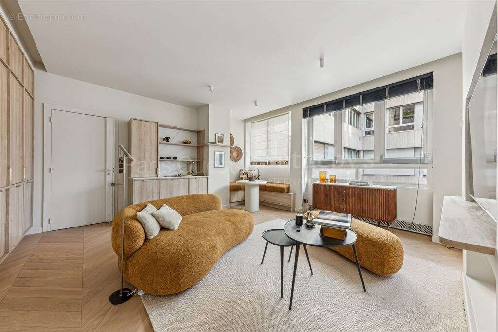 Appartement à PARIS-8E