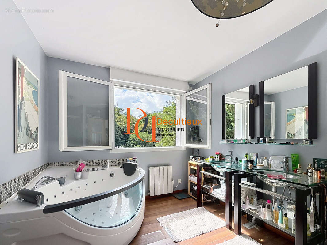 Maison à SAINT-GENIS-LES-OLLIERES