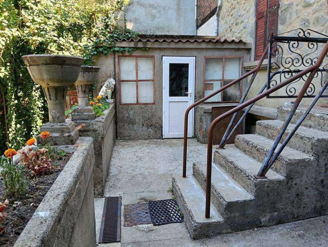 Maison en Pierres, 5 Chambres, 2 Salles d'eau, 2 Garages et un jardin - photo 5