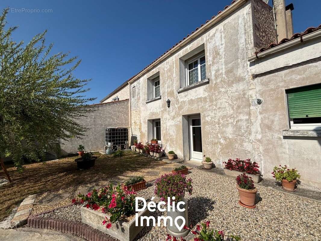 LA JARRIE  - Maison de caractère à fort potentiel avec dépendances, jardin et garage - photo 3