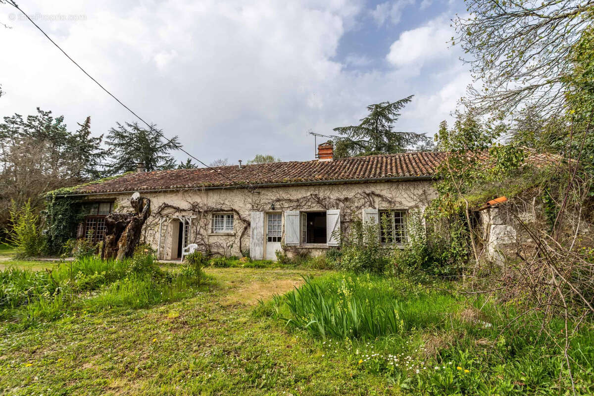 Stone property for renovation - photo 23