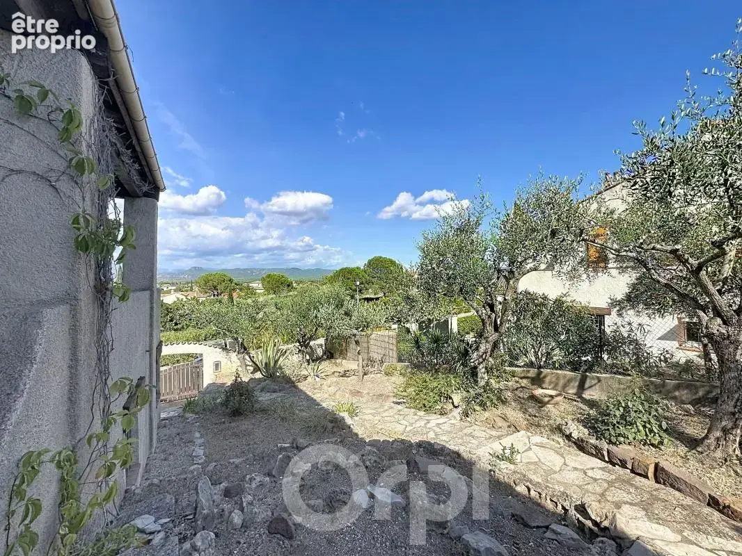 Maison individuelle à fort potentiel sur la commune de Roquebrune Sur Argens dans le Var  – Volume, jardin & projet à façonner ! - photo 15