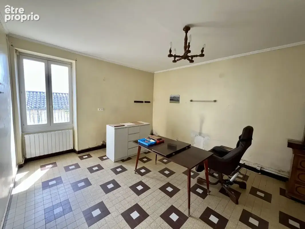 Centre de Craponne, maison individuelle à rénover avec dépendances sur terrain de 800m2. - photo 9