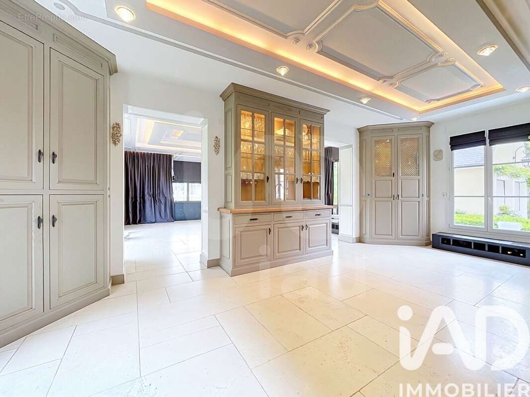 Maison 620 m² à Magny-Le-Hongre  - photo 6