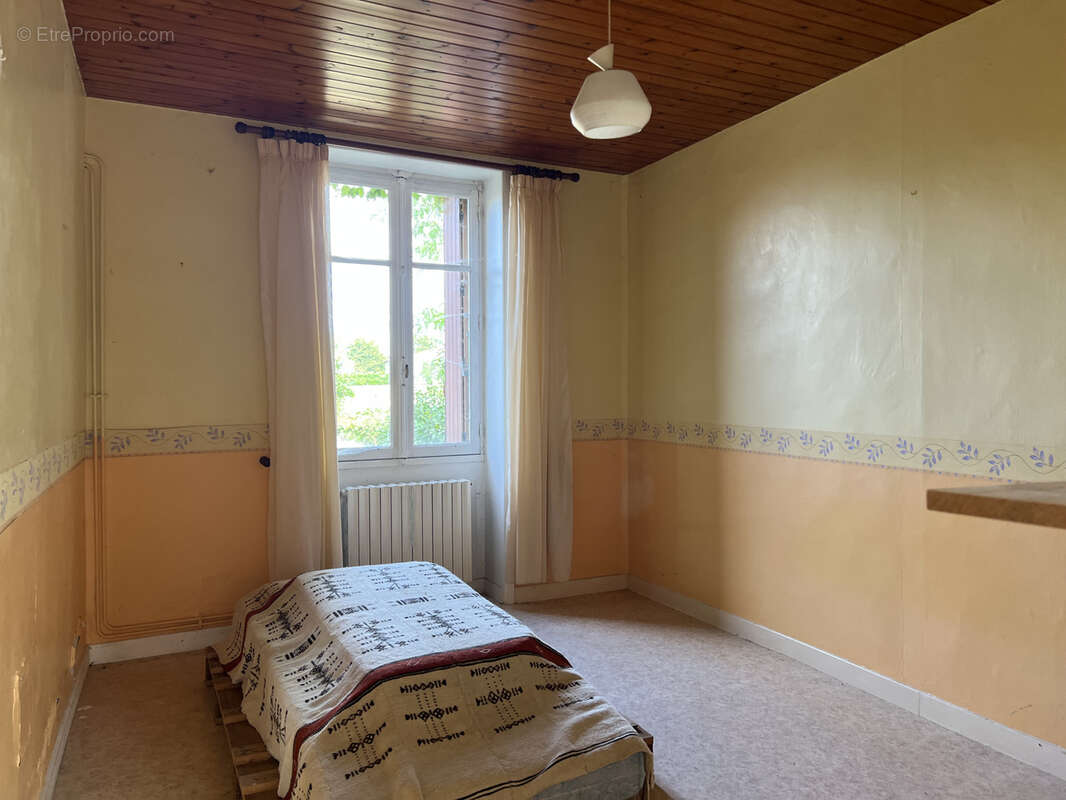 Maison en pierre avec de grandes dépendances - THIRE 85210 - photo 5