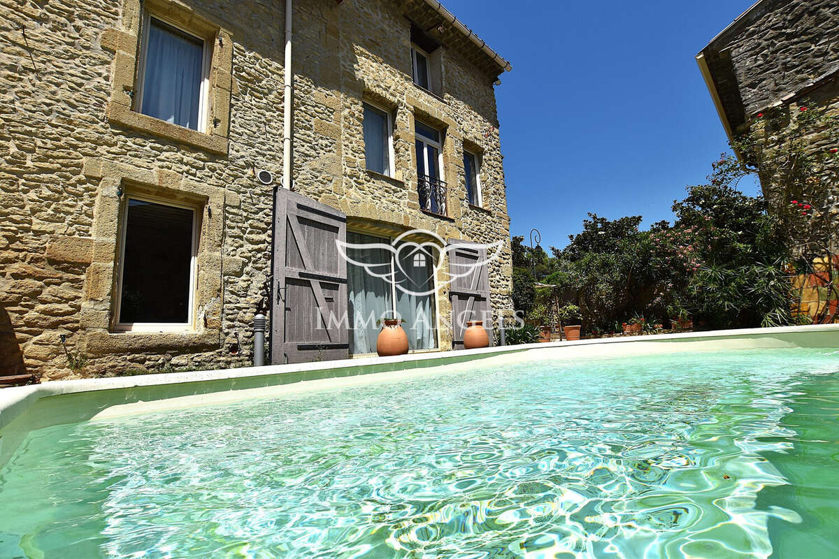 Maison 341 m² à Sainte-Cecile-Les-Vignes  - photo 3