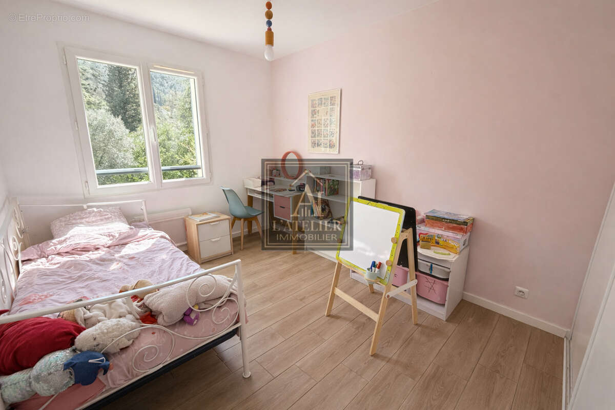 Maison récente avec 5 chambres, piscine et garage - photo 23