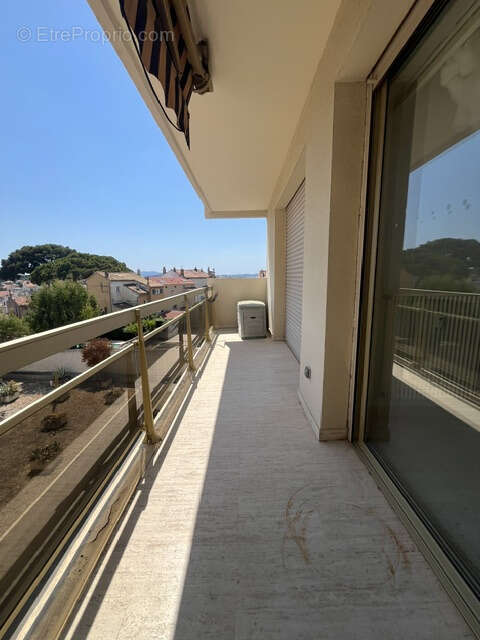 TOULON, Le Mourillon, vaste T2 + terrasse et cave à deux pas des plages et des commerces - photo 2