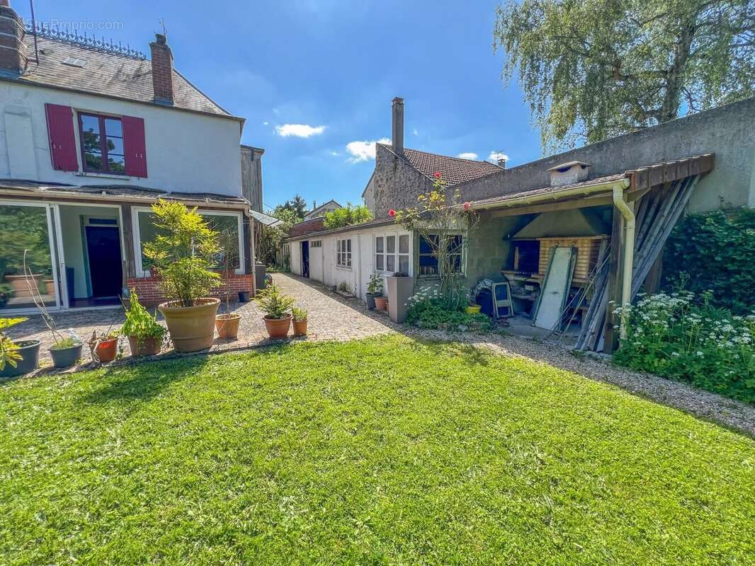 Maison à LE MESNIL-SAINT-DENIS