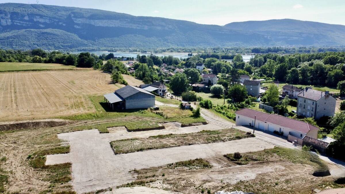 Terrain à MONTALIEU-VERCIEU