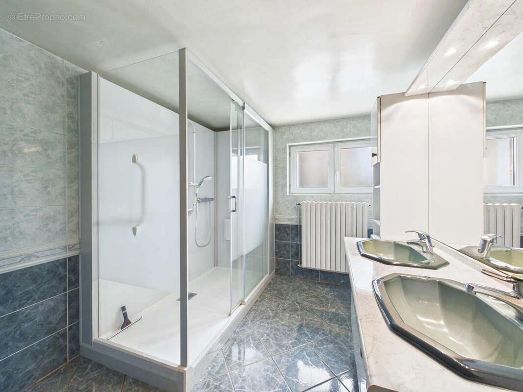 EMPLACEMENT IDEAL pour cette Grande maison située au centre du village d'AUGNY - photo 12