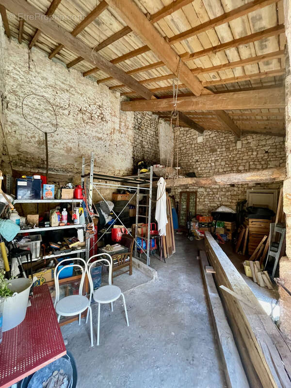 Bâtiment (ancienne maison) en cours de rénovation avec dépendances et parcelle attenante - photo 18
