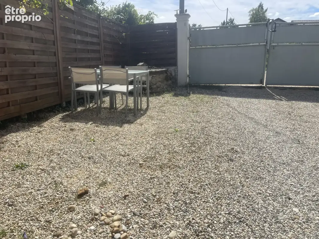 Dans une impasse au calme, ancienne ferme dauphinoise à découvrir ! - photo 4