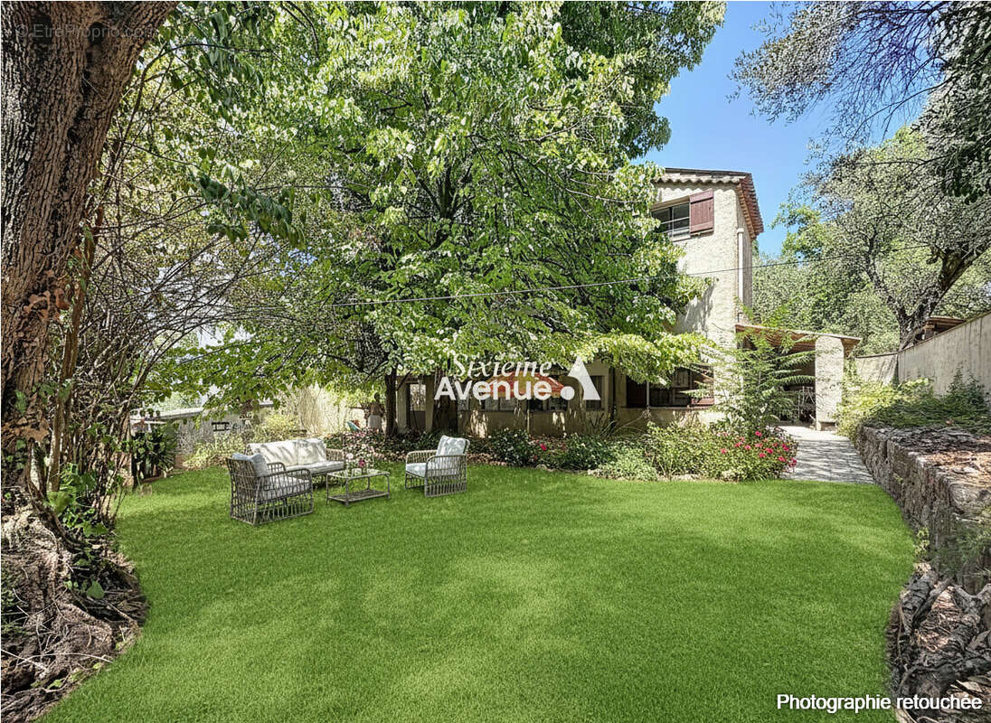 A vendre au Plan de Grasse - Maison atypique de 10 pièces ? 8 chambres ? Terrain de 360 m² - photo 4
