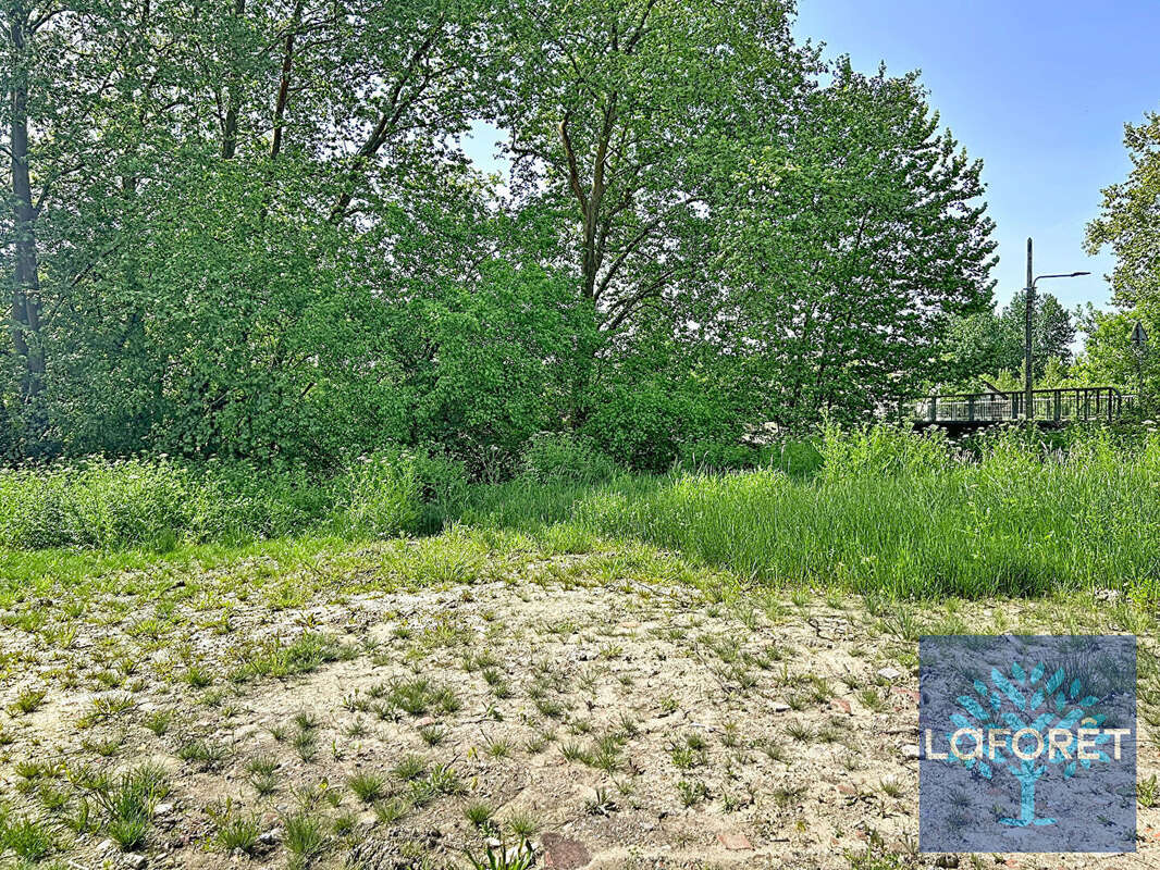 Terrain à SAUGNAC-ET-CAMBRAN