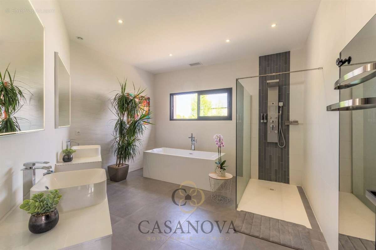 Maison à SAINT-CLEMENT-DE-RIVIERE