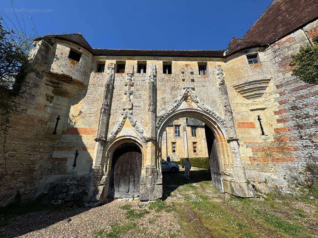 Château inscrit aux Monuments Historiques - Elegance et potentiel exceptionnel - photo 2