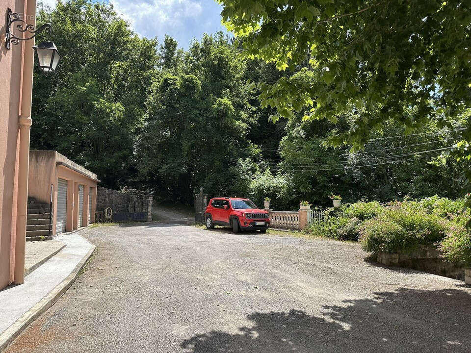 À vendre, moitié droite d’une magnifique maison de maître avec garage et jardin - photo 4