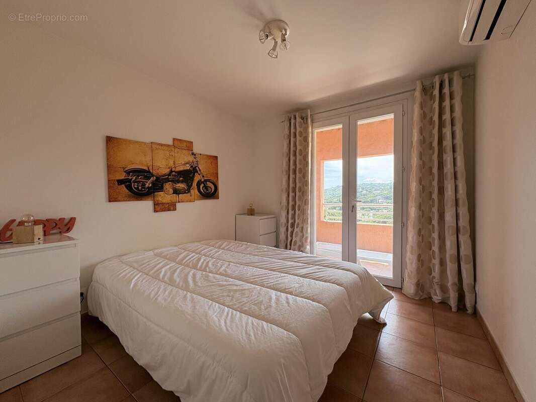 Appartement à ROQUEBRUNE-SUR-ARGENS