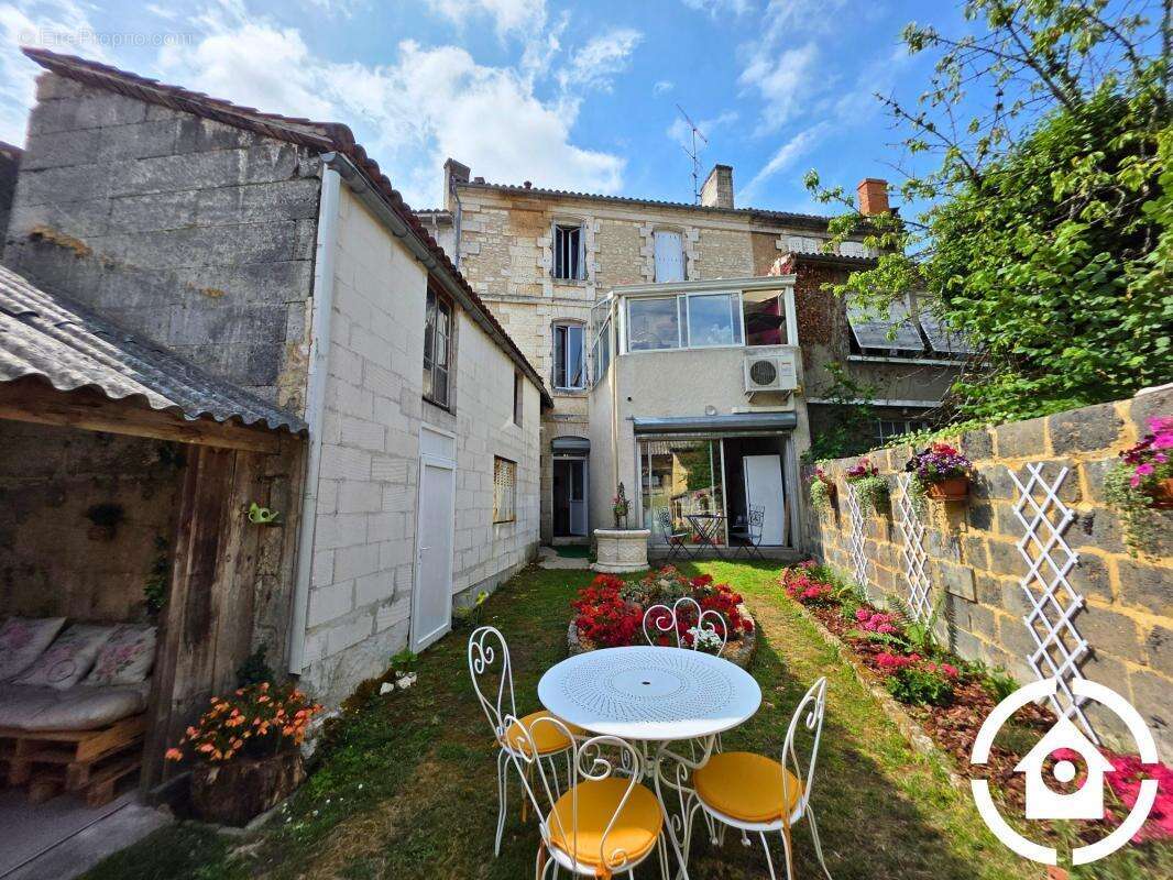 Appartement à RUELLE-SUR-TOUVRE